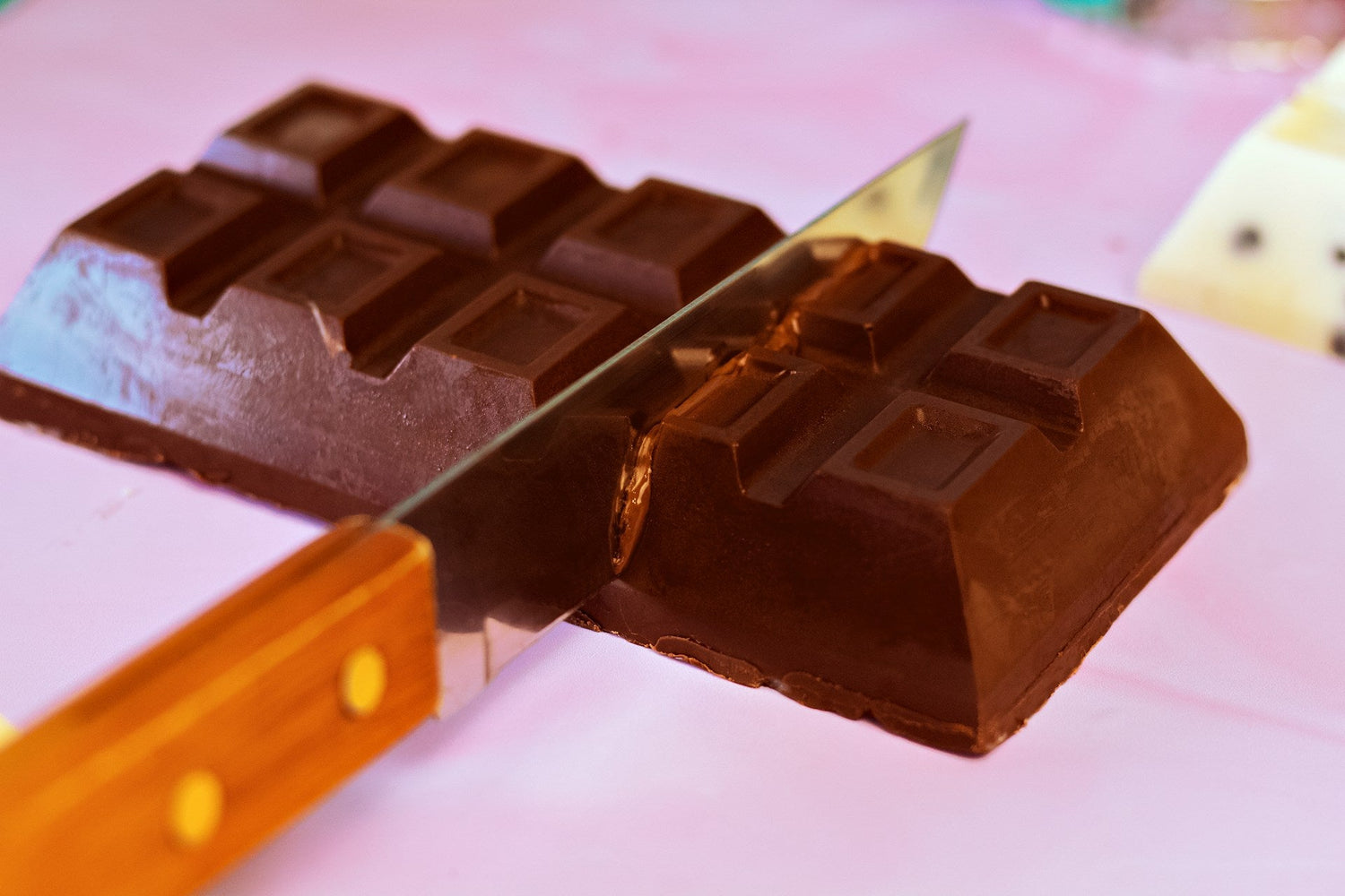 Chocolate-protein-bars-for-muscle-recovery-and-energy