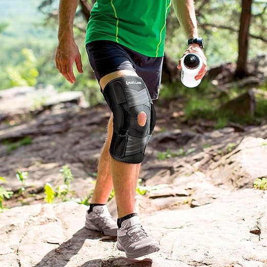 MUELLER Sports Medicine Self Adjusting Hinged Knee Brace, Knee Pain Relief Support for Men and Women, Ideal for Arthritis, Sprains, Black, One Size